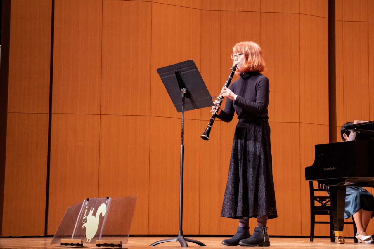 発表会でソロ演奏する生徒