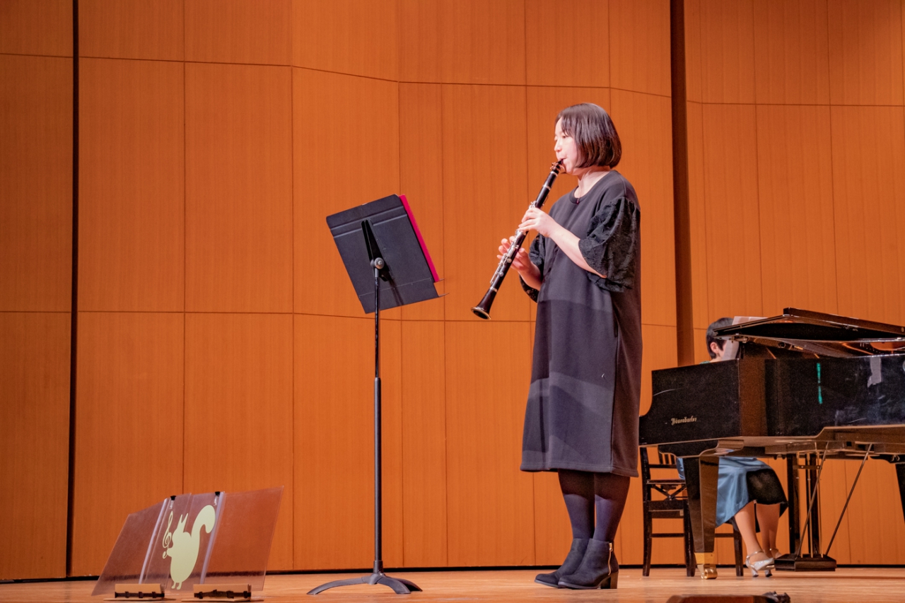 発表会でソロ演奏する生徒