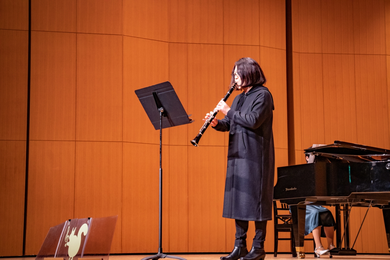 発表会でソロ演奏する生徒