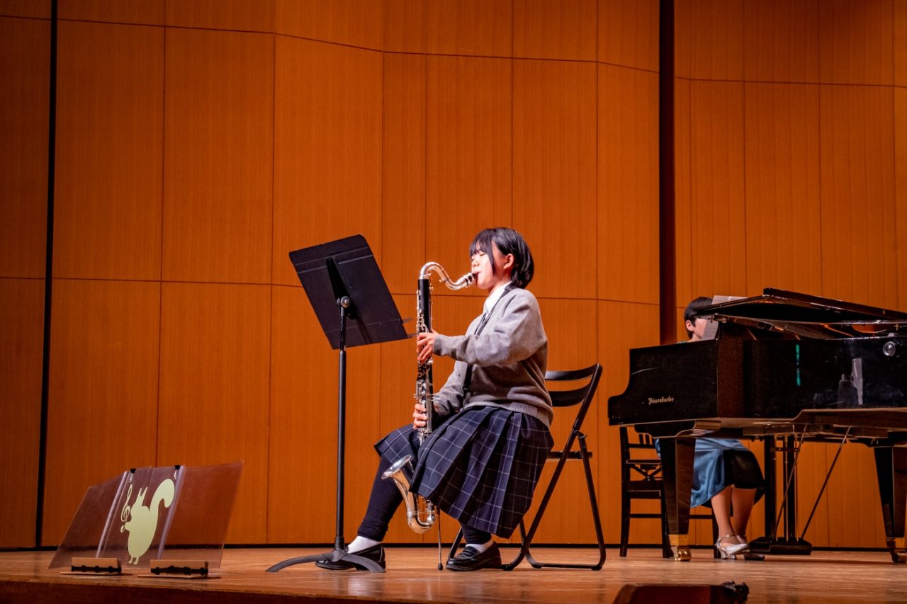 発表会でバスクラリネットのソロ演奏をする生徒