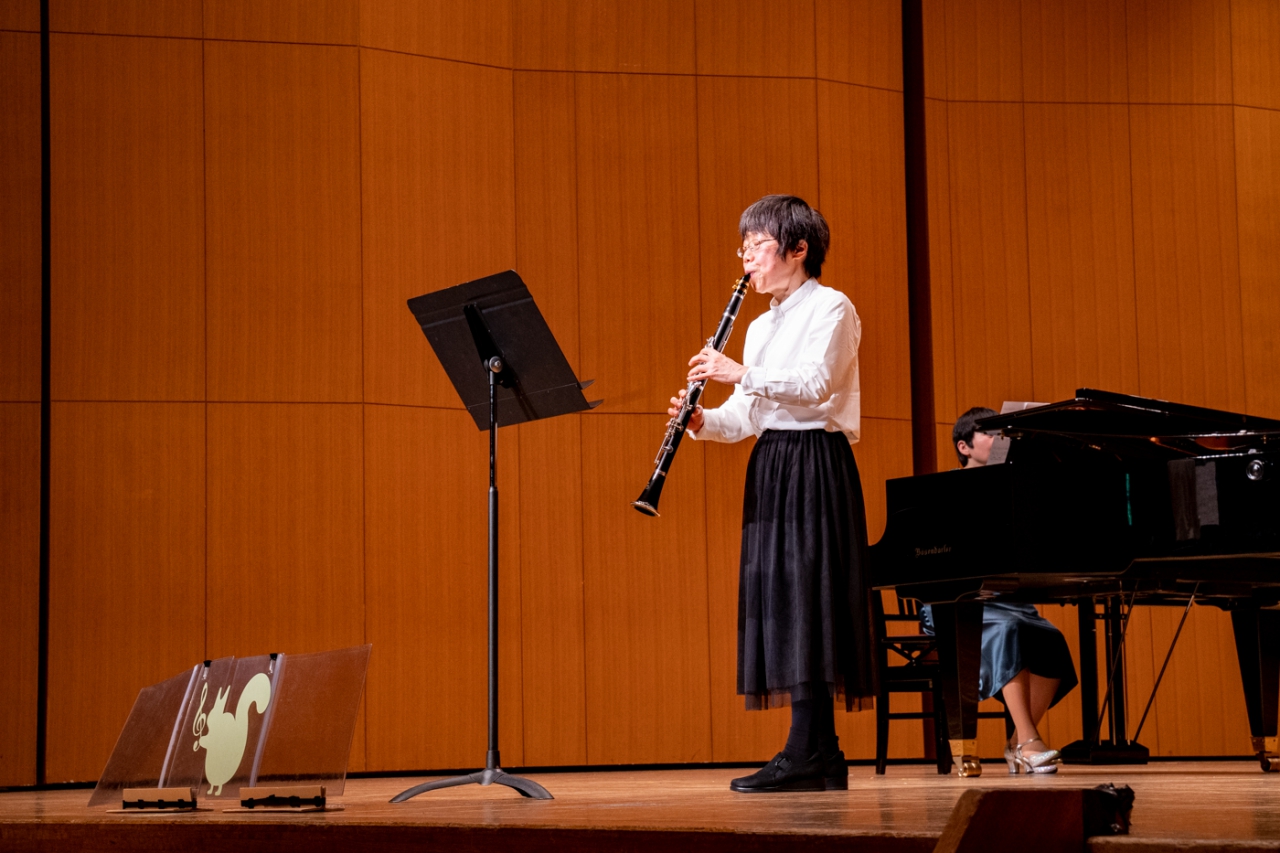 発表会でソロ演奏する生徒