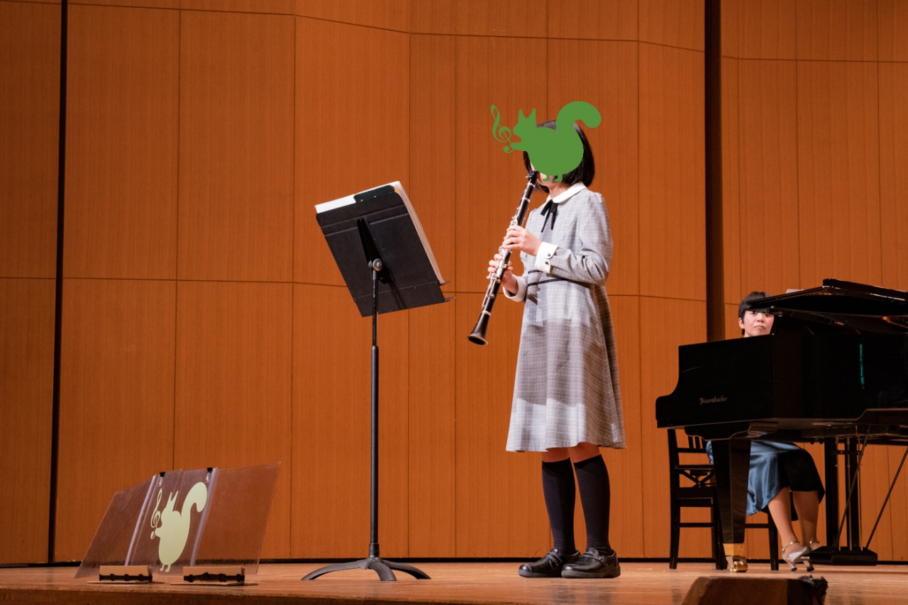 発表会でソロ演奏する生徒