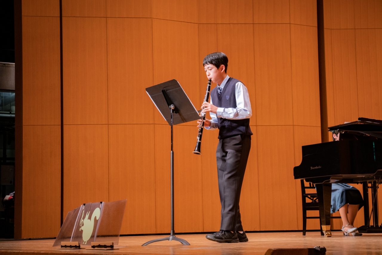 発表会でソロ演奏する生徒