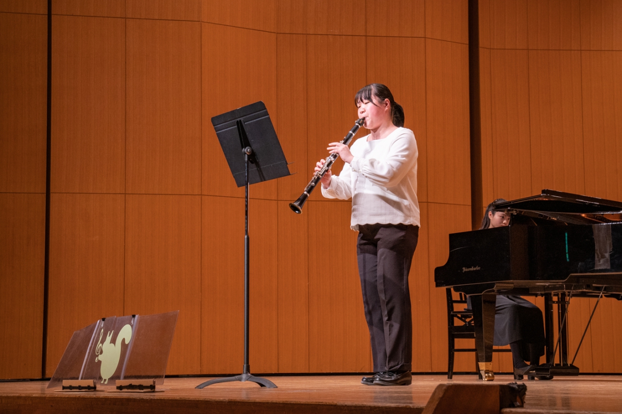 発表会でソロ演奏する生徒