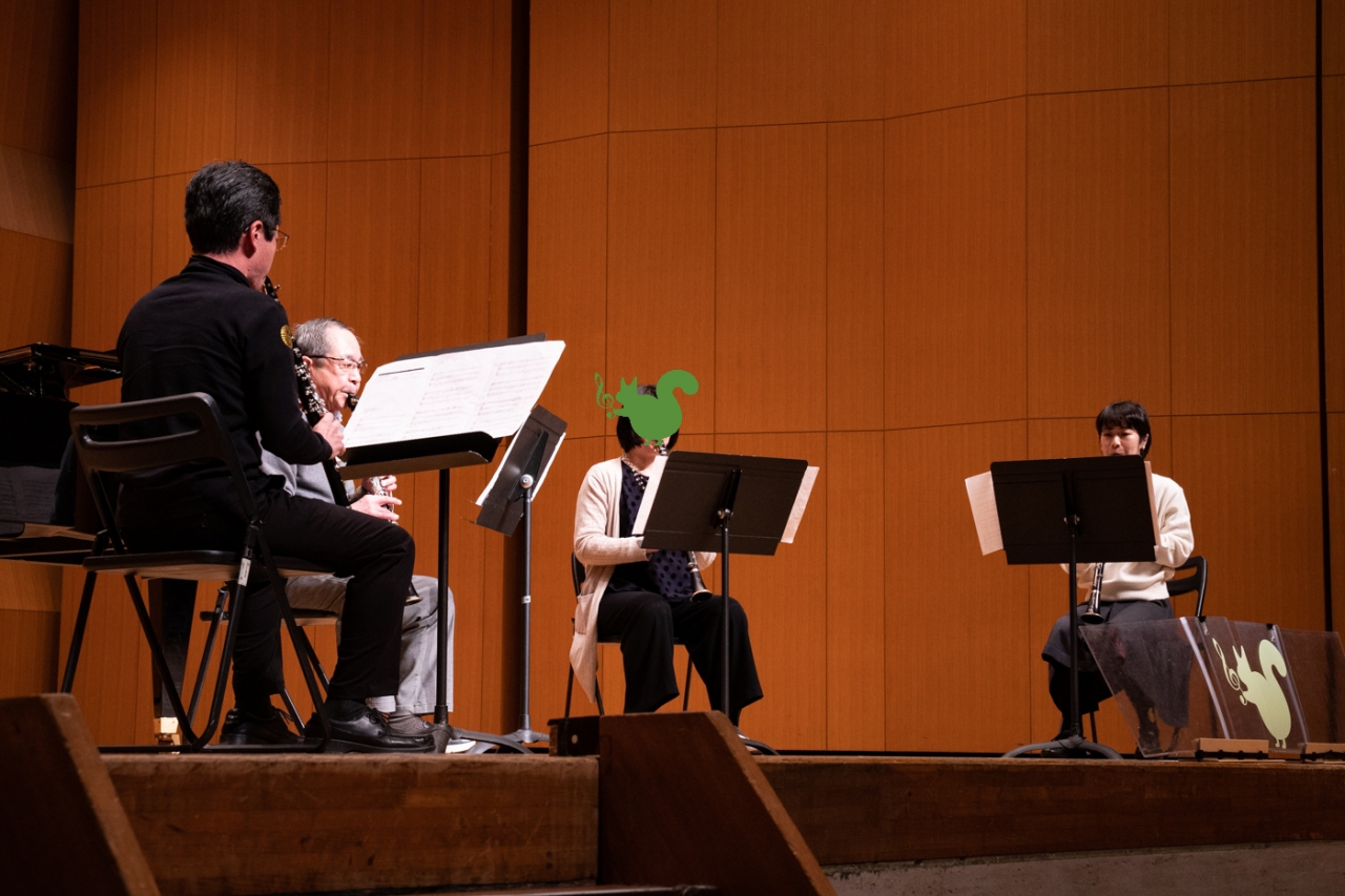 発表会で演奏する初級者アンサンブルメンバー