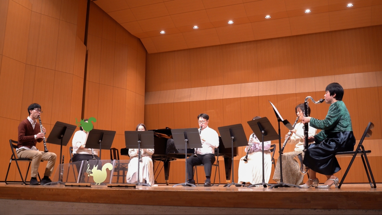 発表会で演奏する中級者アンサンブルメンバー