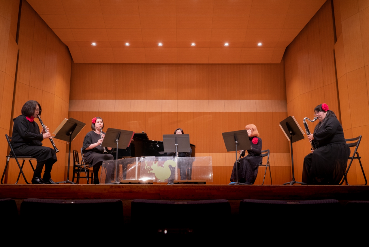 発表会で演奏する上級者アンサンブルメンバー