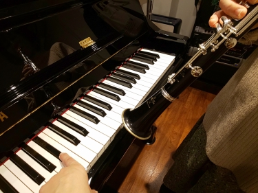 ピアノと音合わせするクラリネット奏者