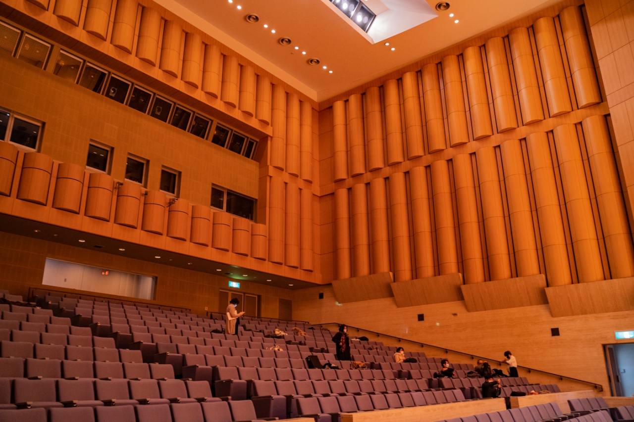 ホールのステージ下手側から見た客席