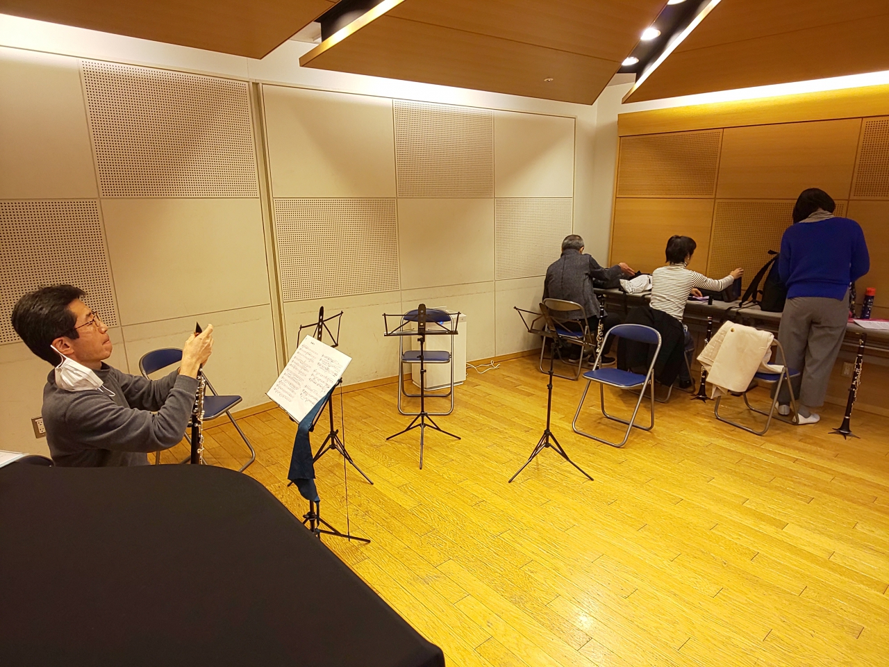 演奏の準備をする初級者アンサンブルメンバー