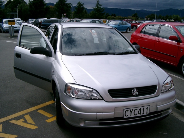 駐車場に置かれているレンタカー