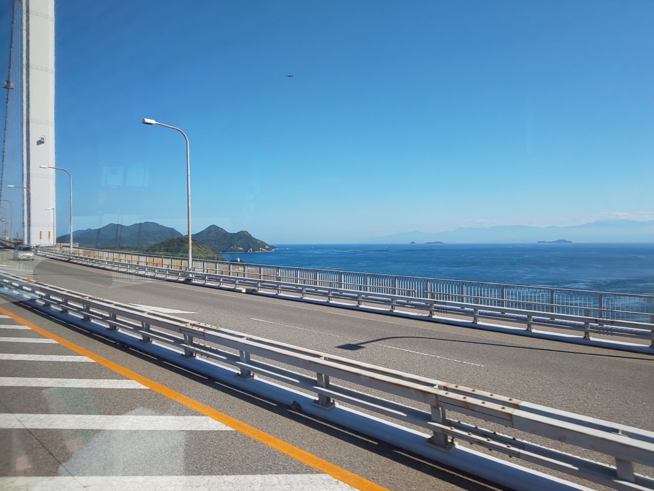 車の中から見える晴れた海