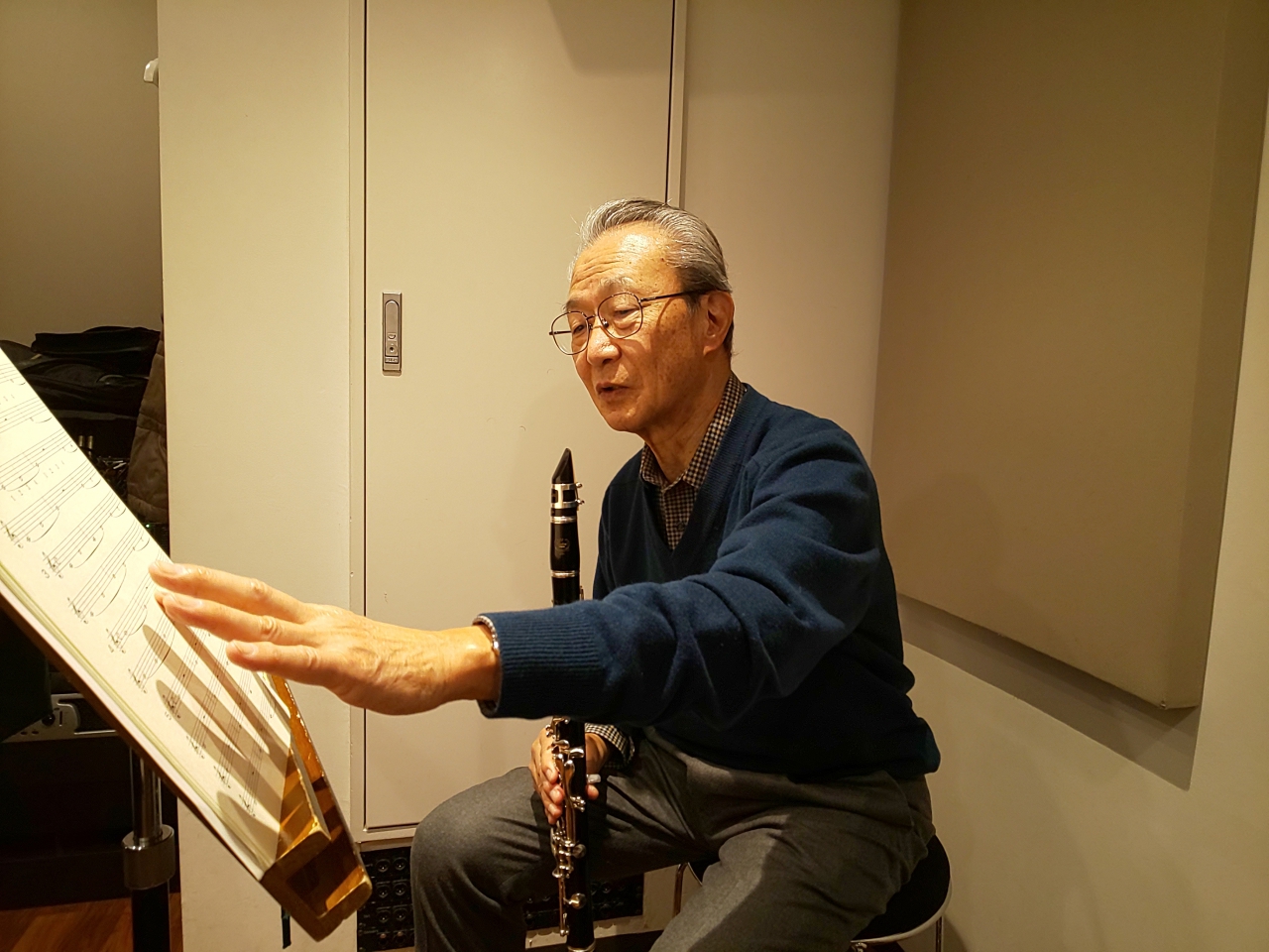 楽譜を確認する生徒