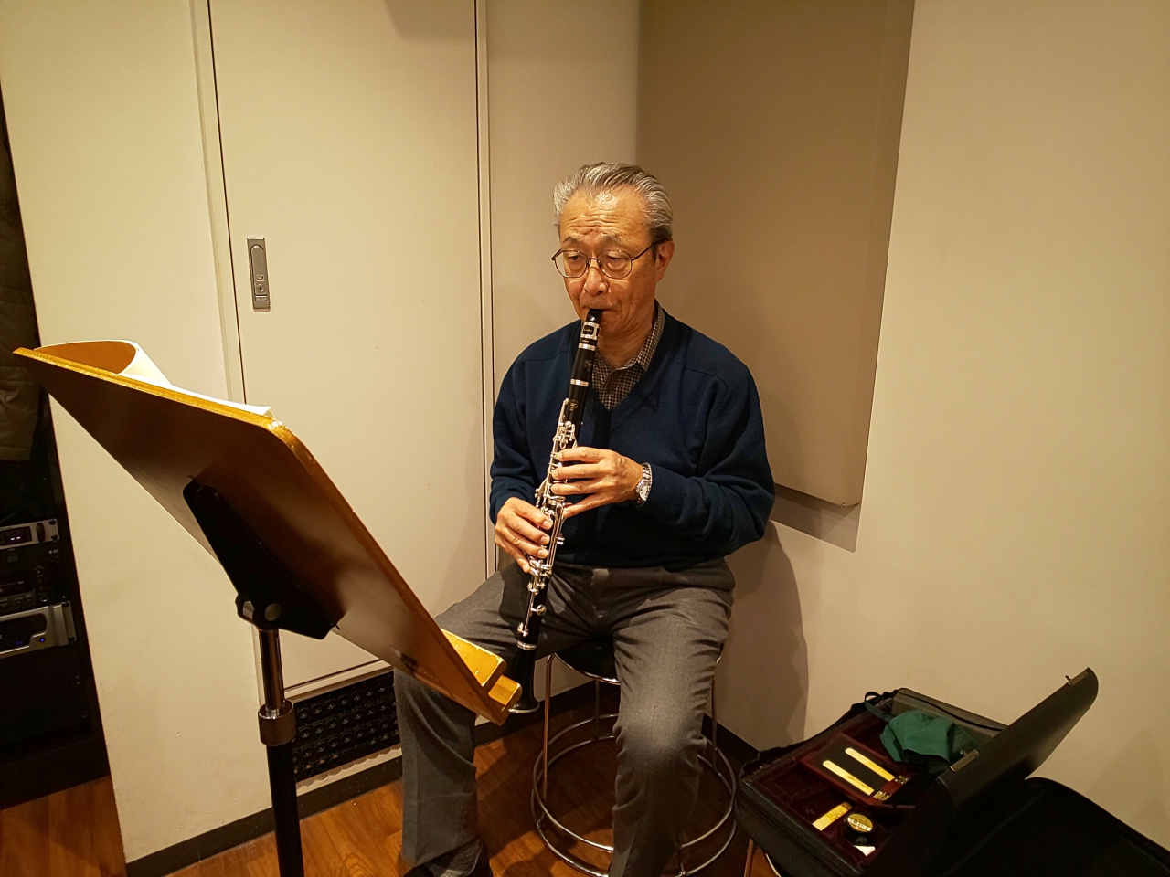 楽譜を見ながら座って演奏する生徒