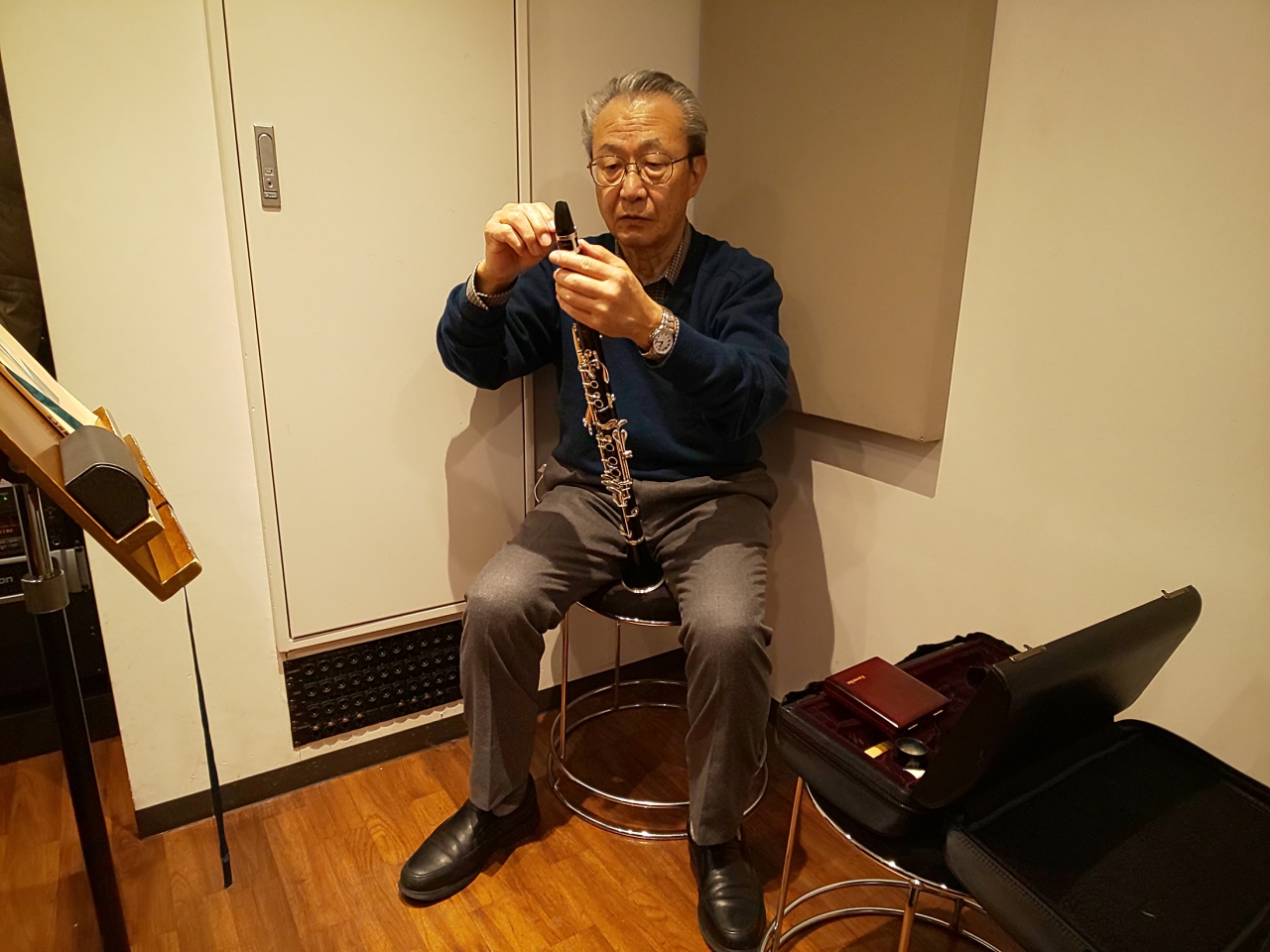 座ってリードをつける生徒