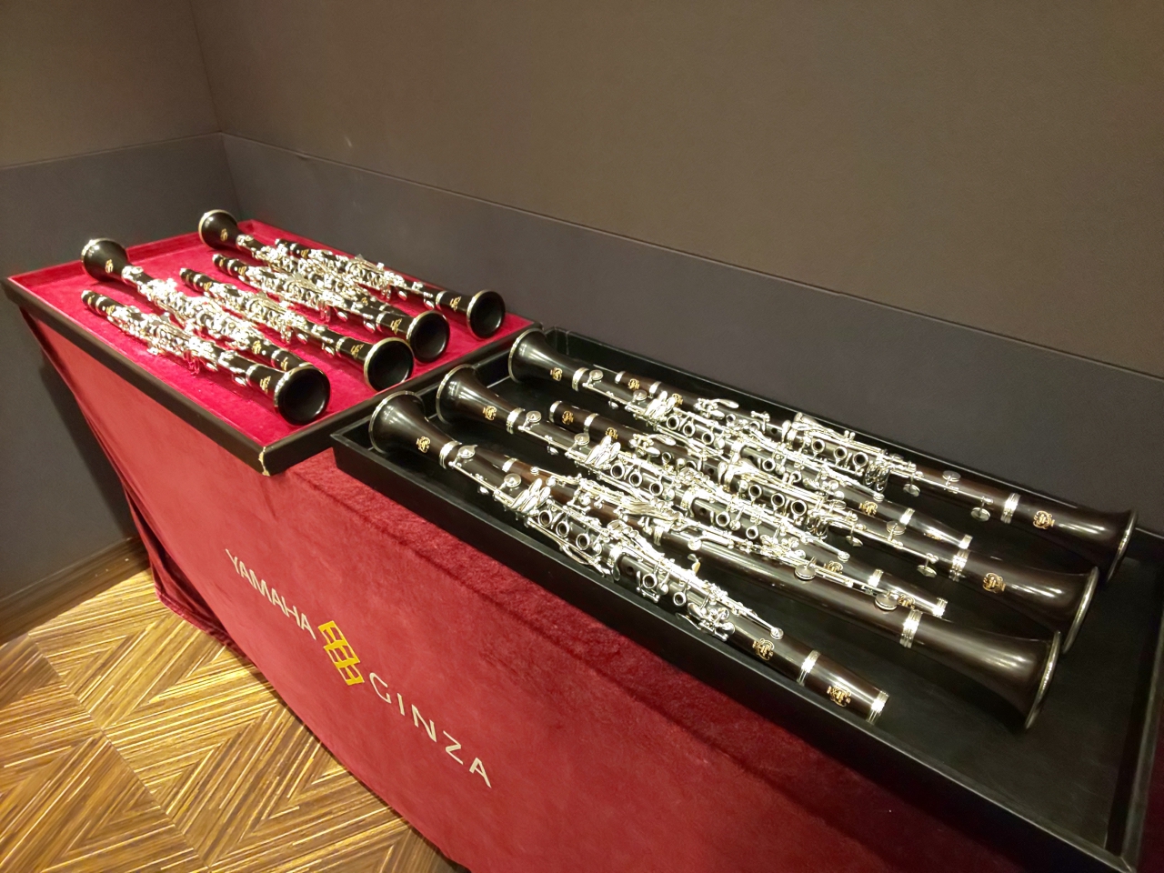 選定用に並べられた様々なランクのクラリネット