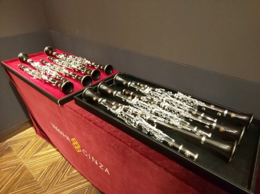 選定用に並べられた様々なランクのクラリネット