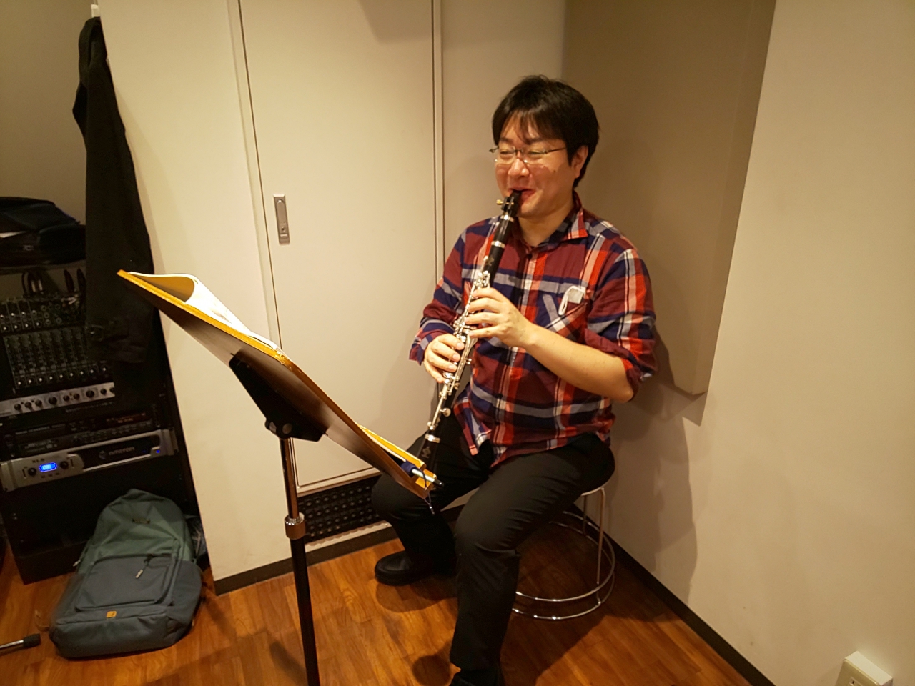 笑顔でクラリネットを構える生徒