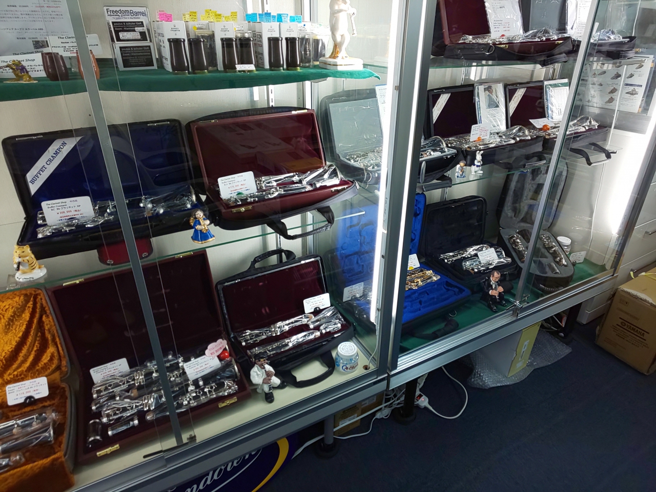 中古楽器が並んだショーケース