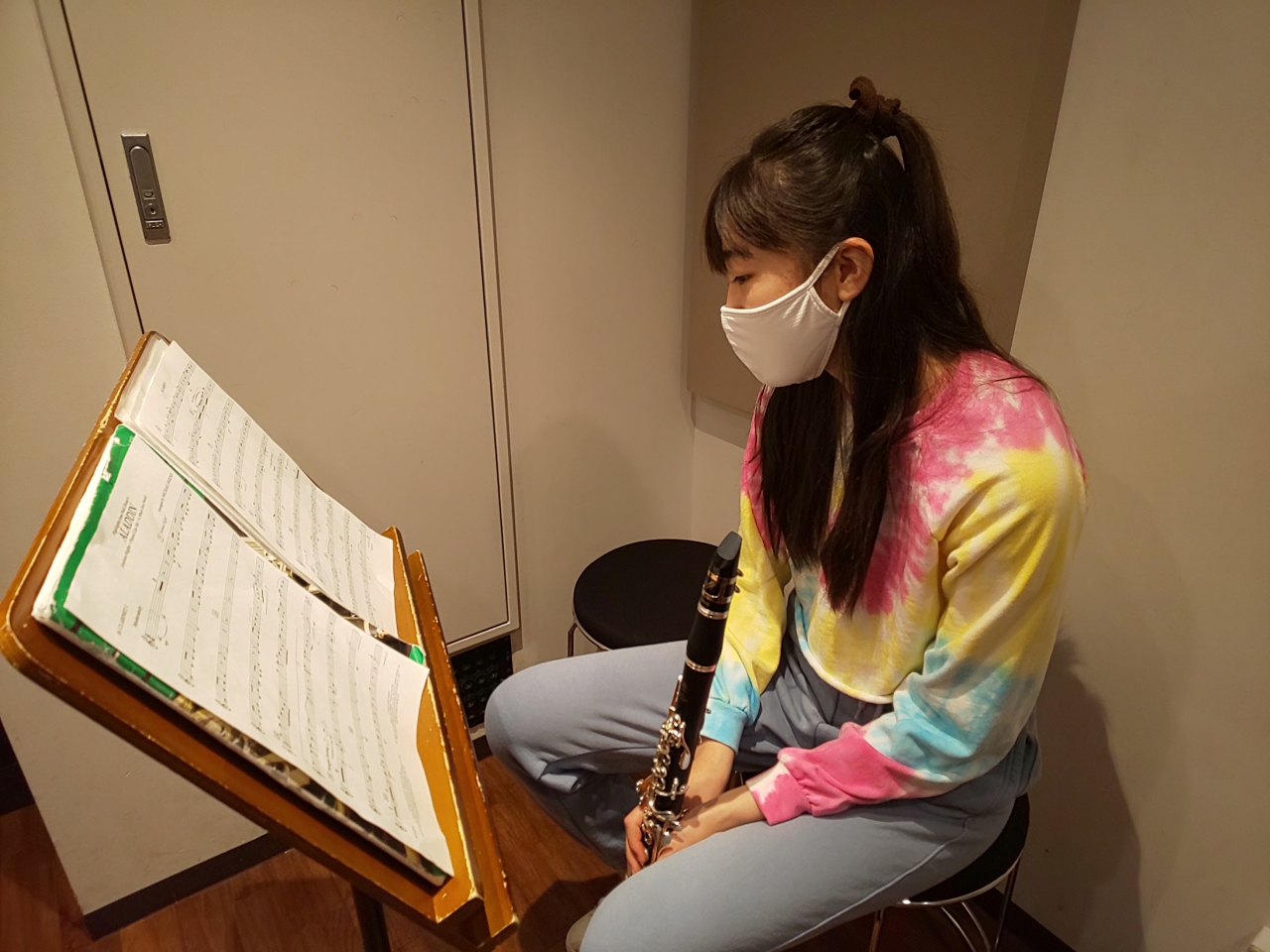 座って楽譜を見る生徒