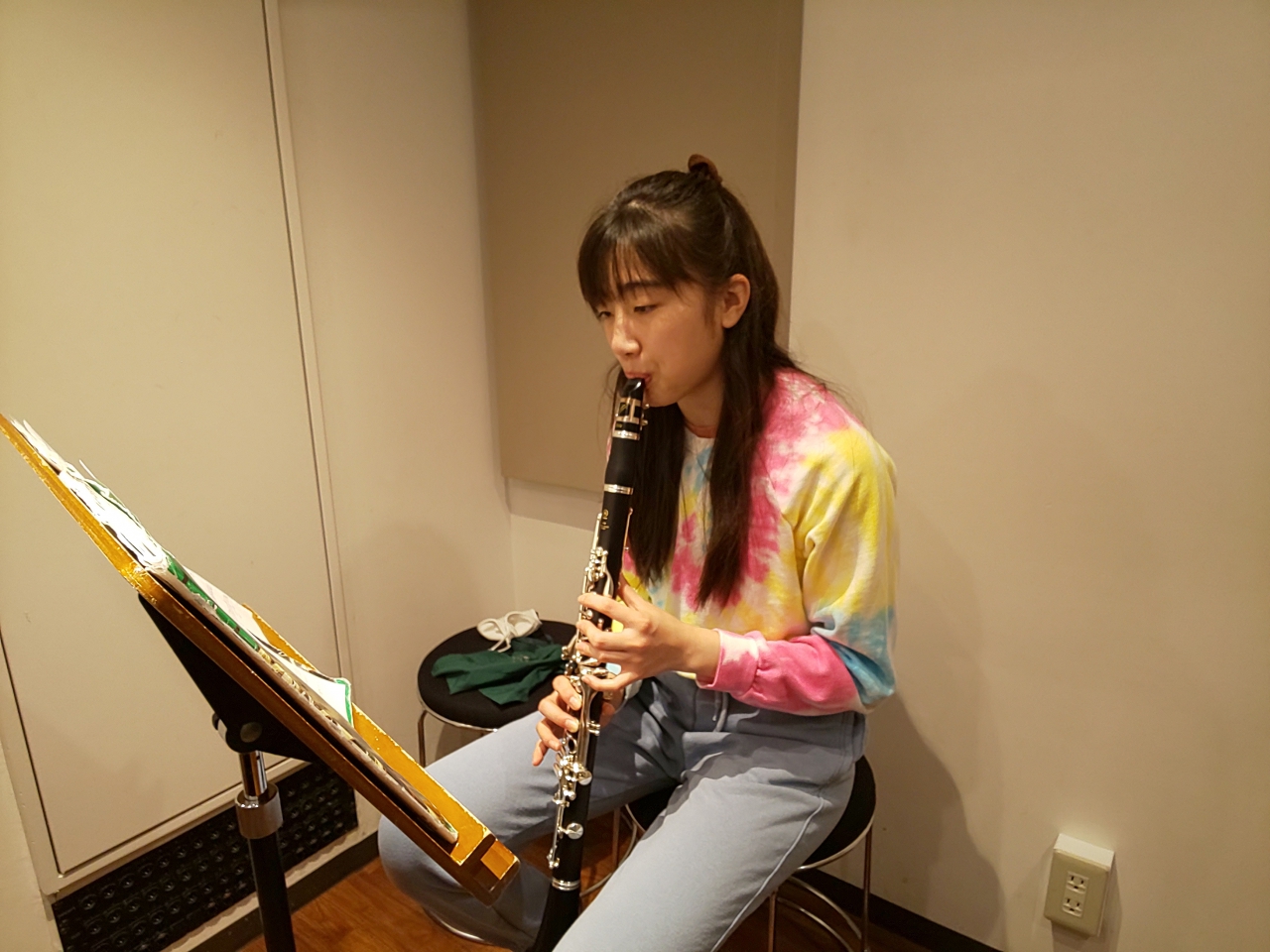 楽譜を見ながら座って演奏する生徒