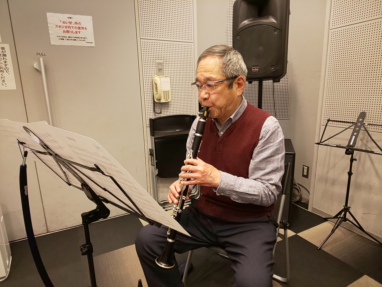 楽譜を見ながら座って演奏する生徒