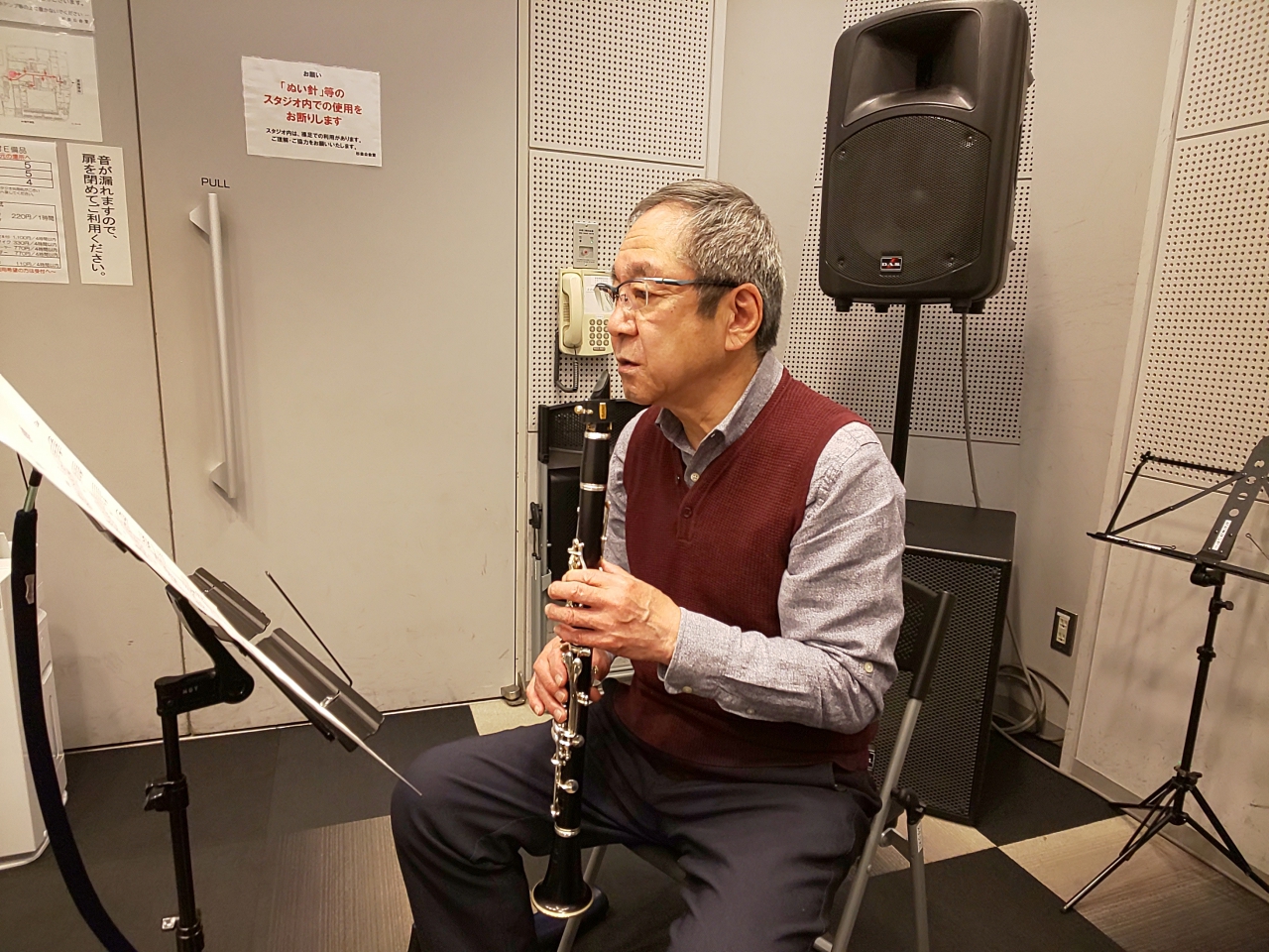 楽譜を見て演奏方法を考える生徒