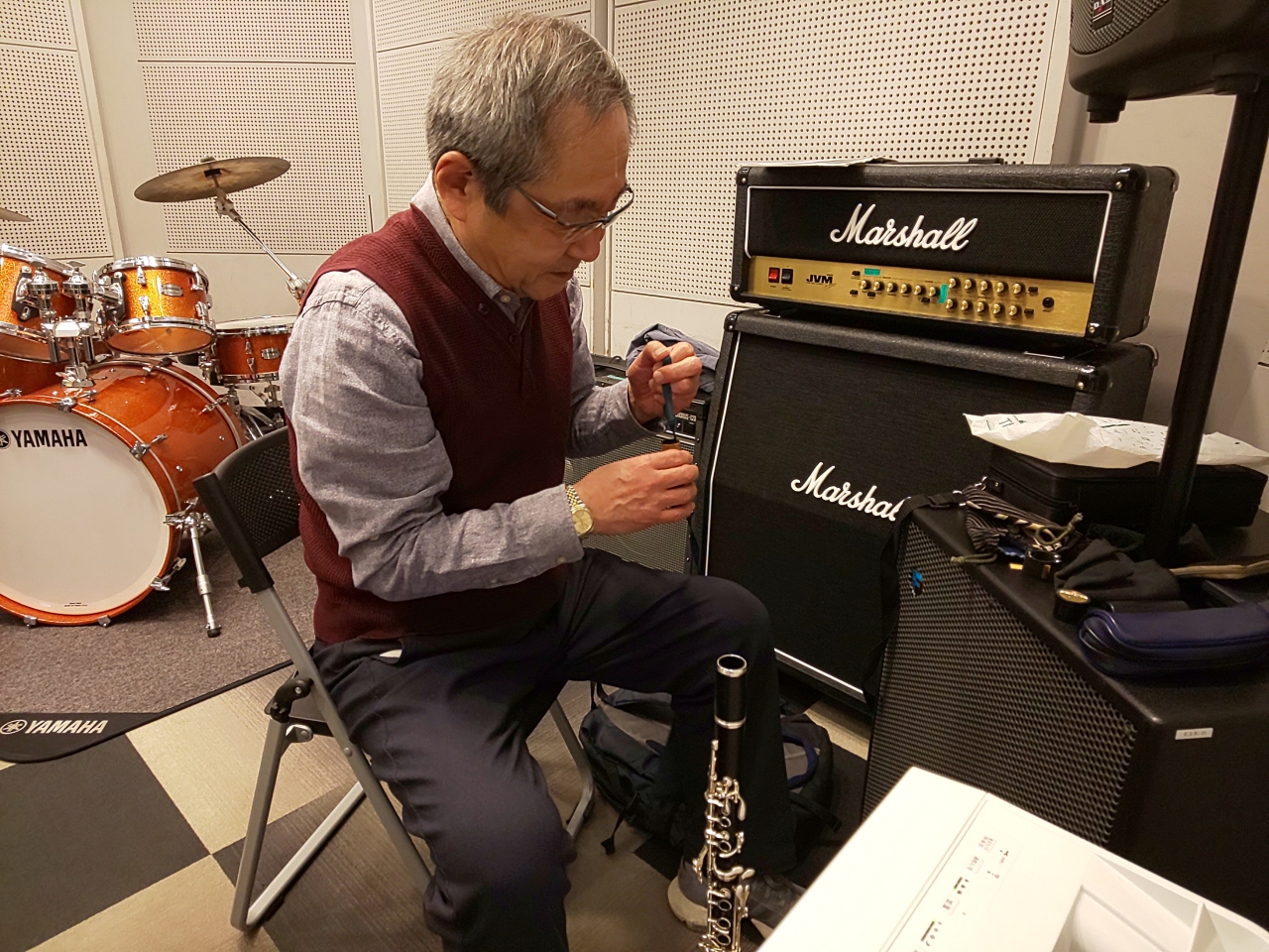 レッスン後に笑顔で掃除をする生徒