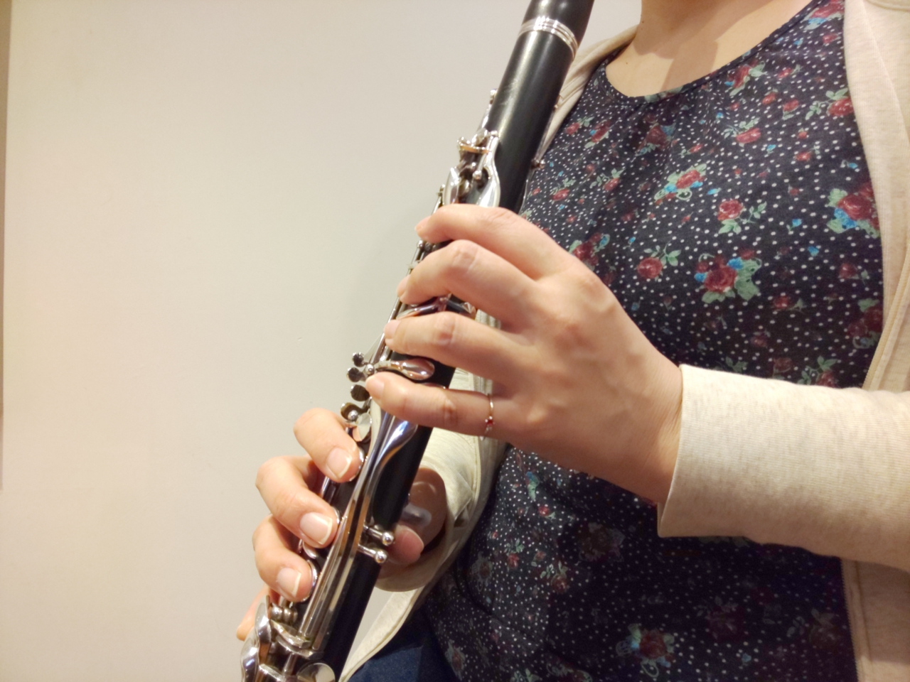 斜めから見た左手小指の間違った使い方