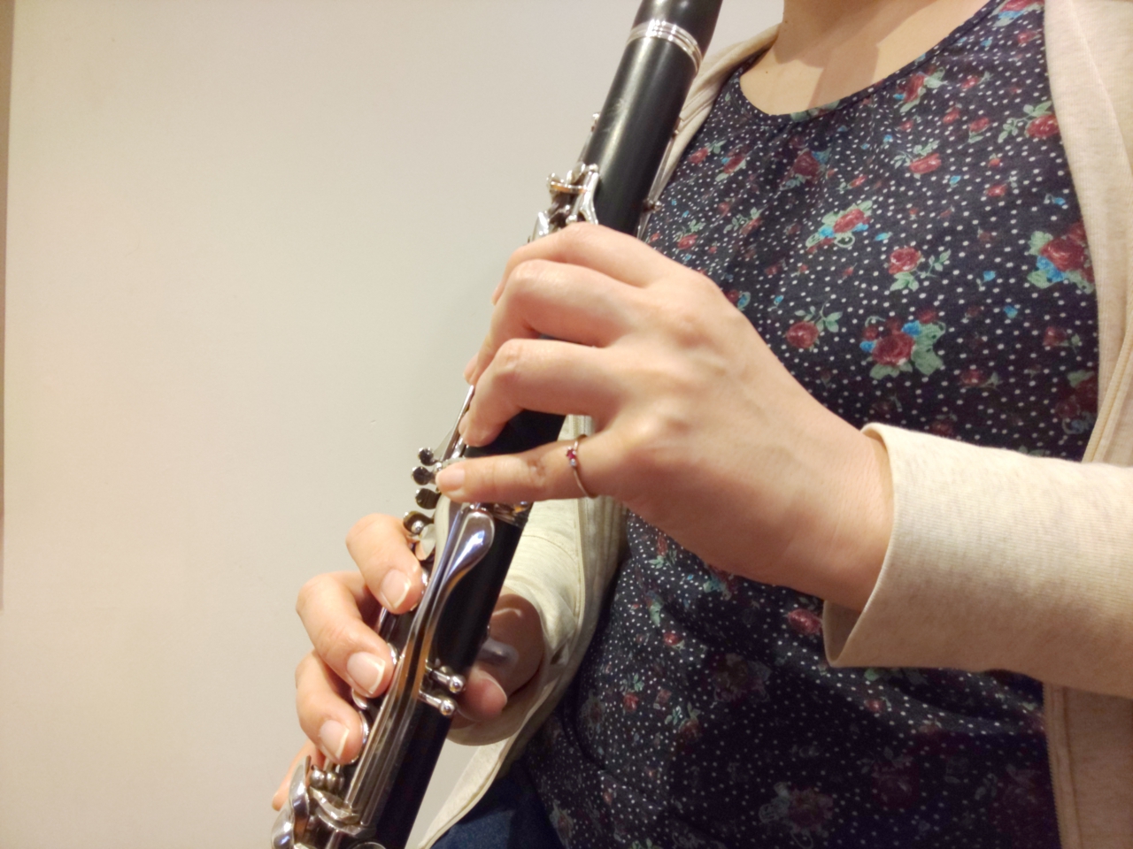 斜めから見た左手小指の正しい使い方