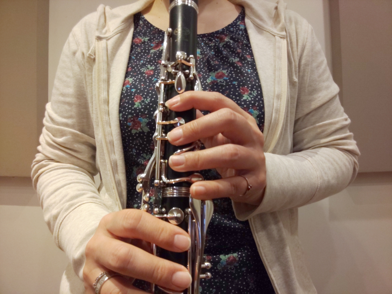 正面から見た左手小指の間違った使い方