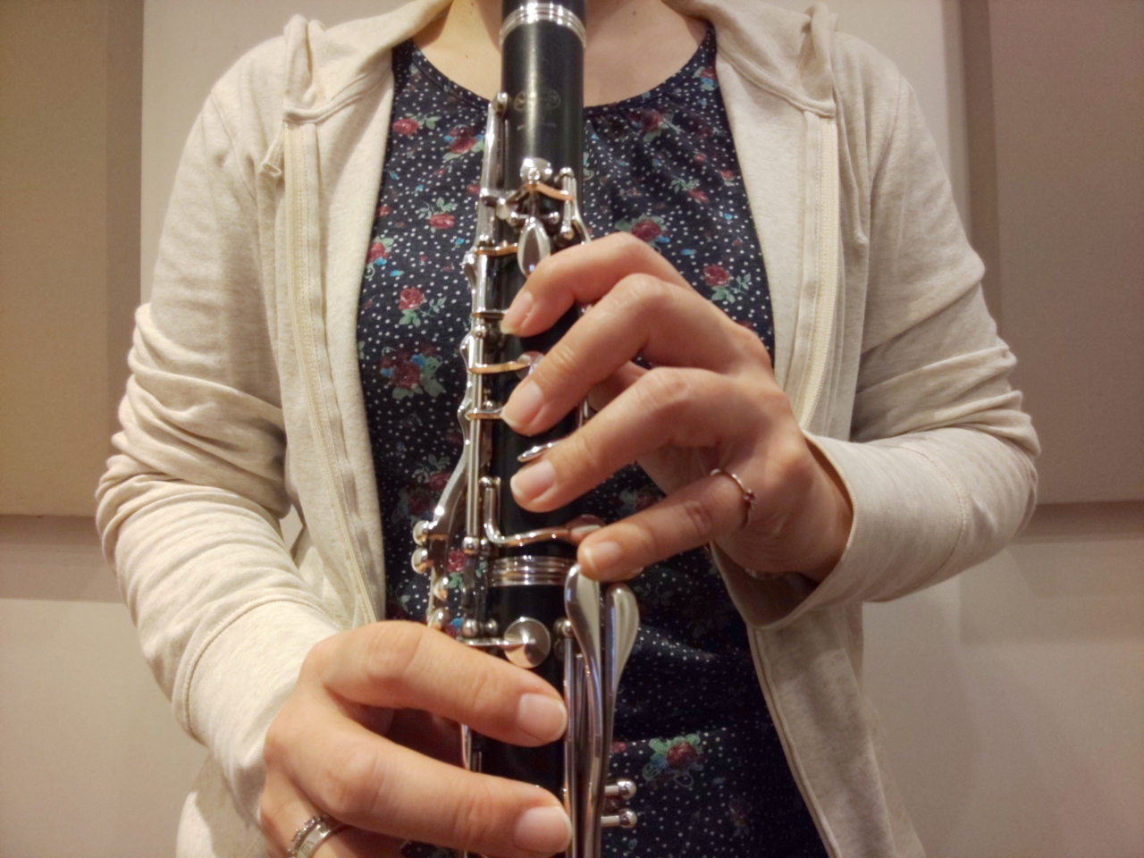 正面から見た左手小指の正しい使い方