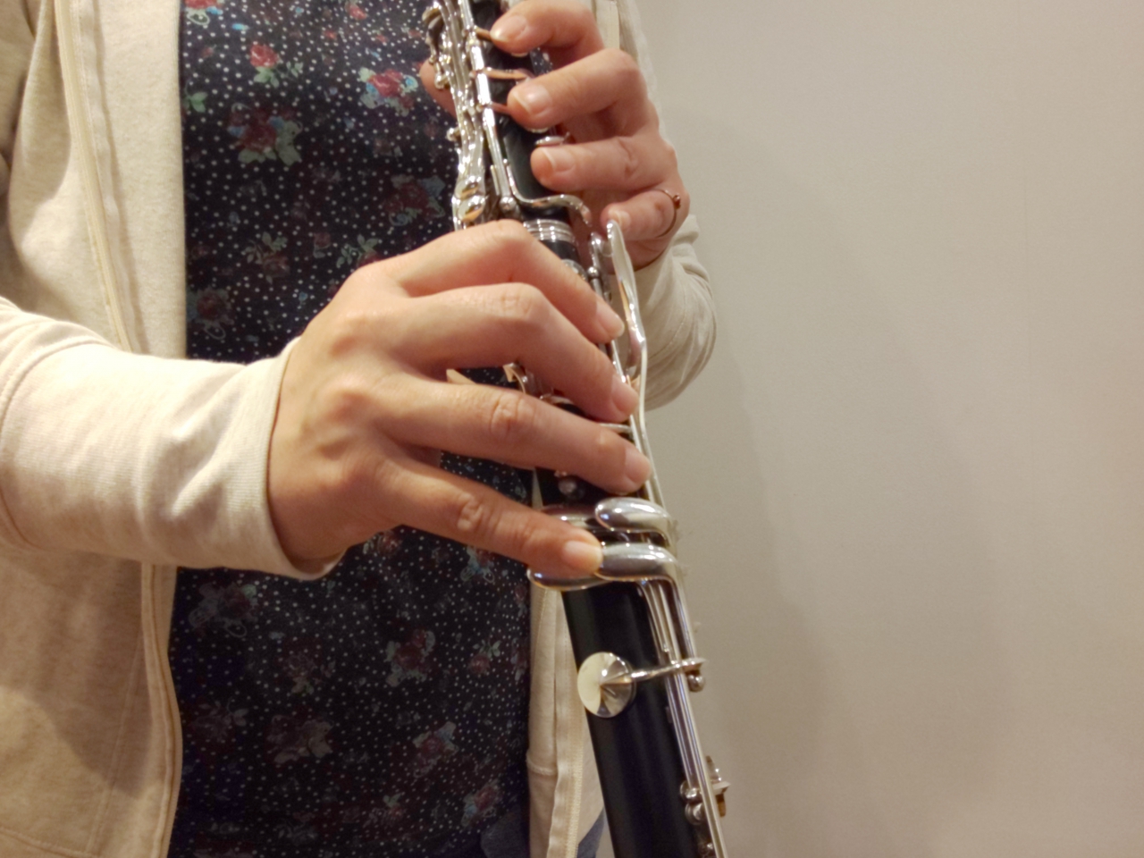 斜めから見た右手小指の正しい使い方