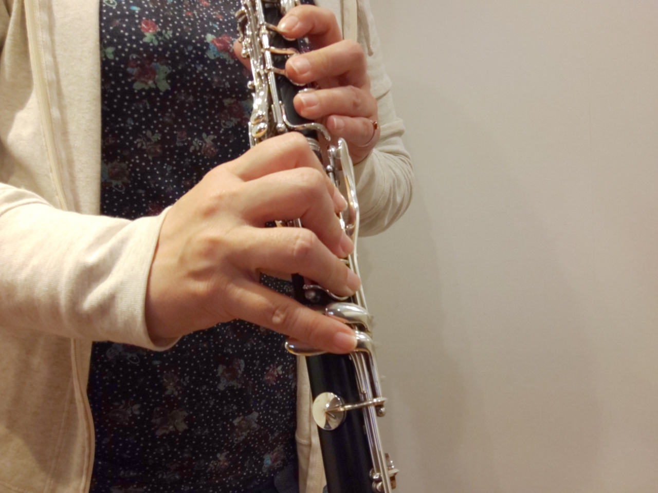 斜めから見た右手小指の間違った使い方