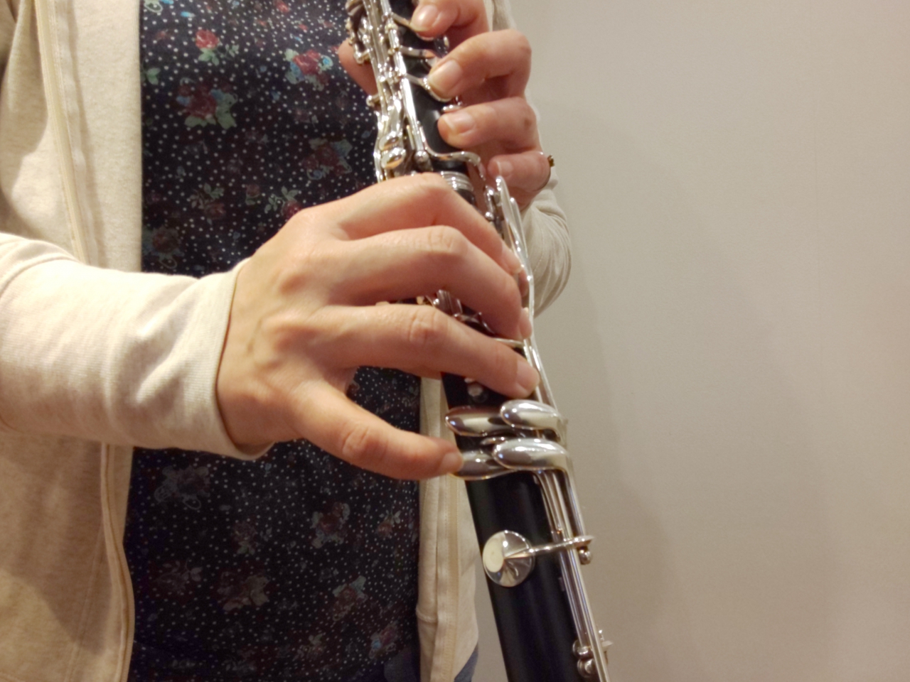 斜めから見た右手小指の間違った使い方