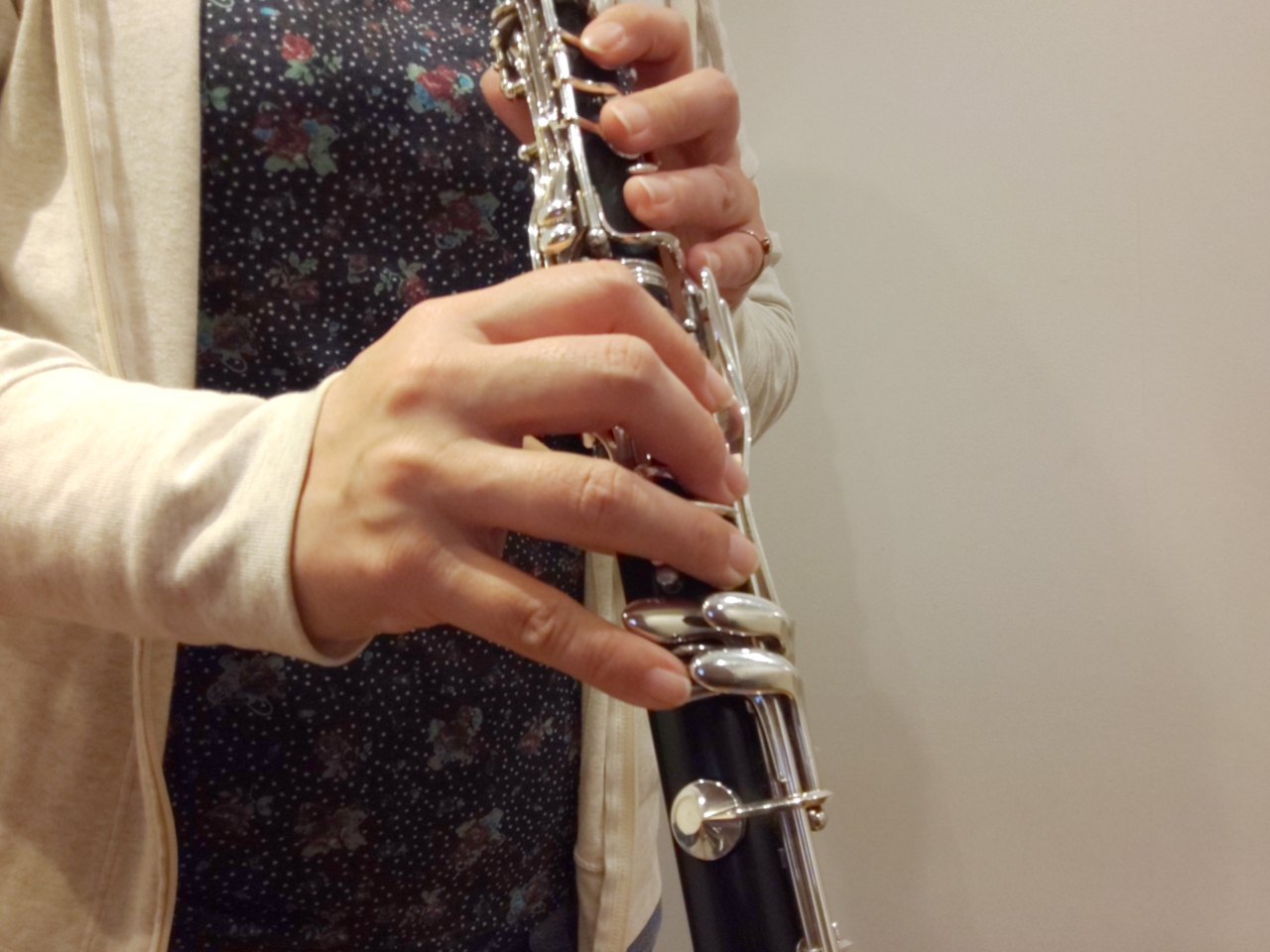 斜めから見た右手小指の正しい使い方