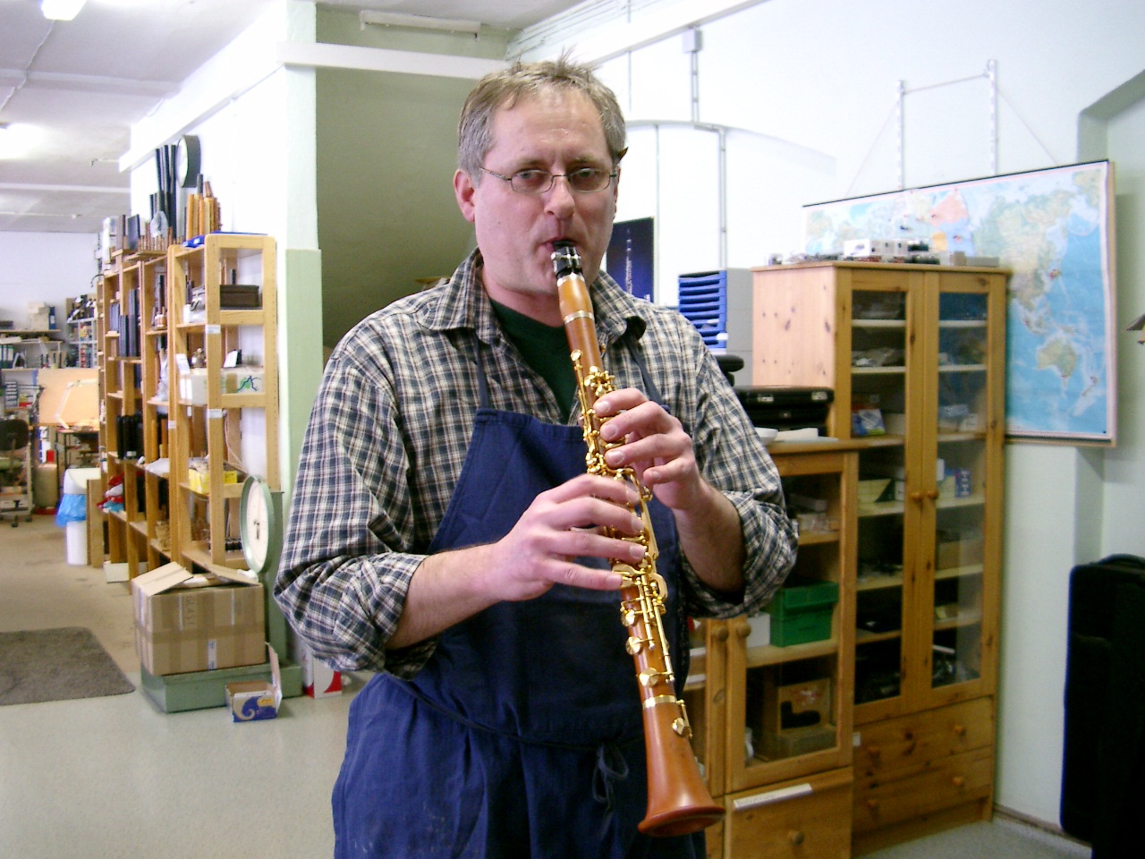 柘植でできたクラリネットを吹くマイスターセゲルケ