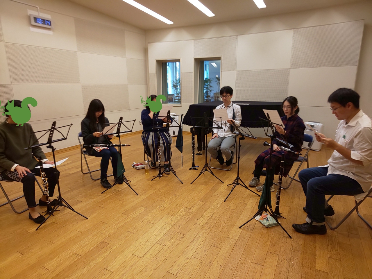 アンサンブルのパート決め前に楽譜に目を通す生徒達