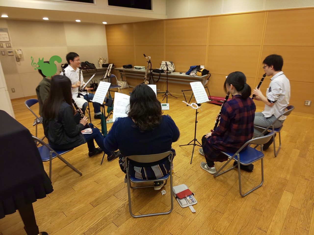 クラリネットアンサンブルする生徒達の後ろ姿