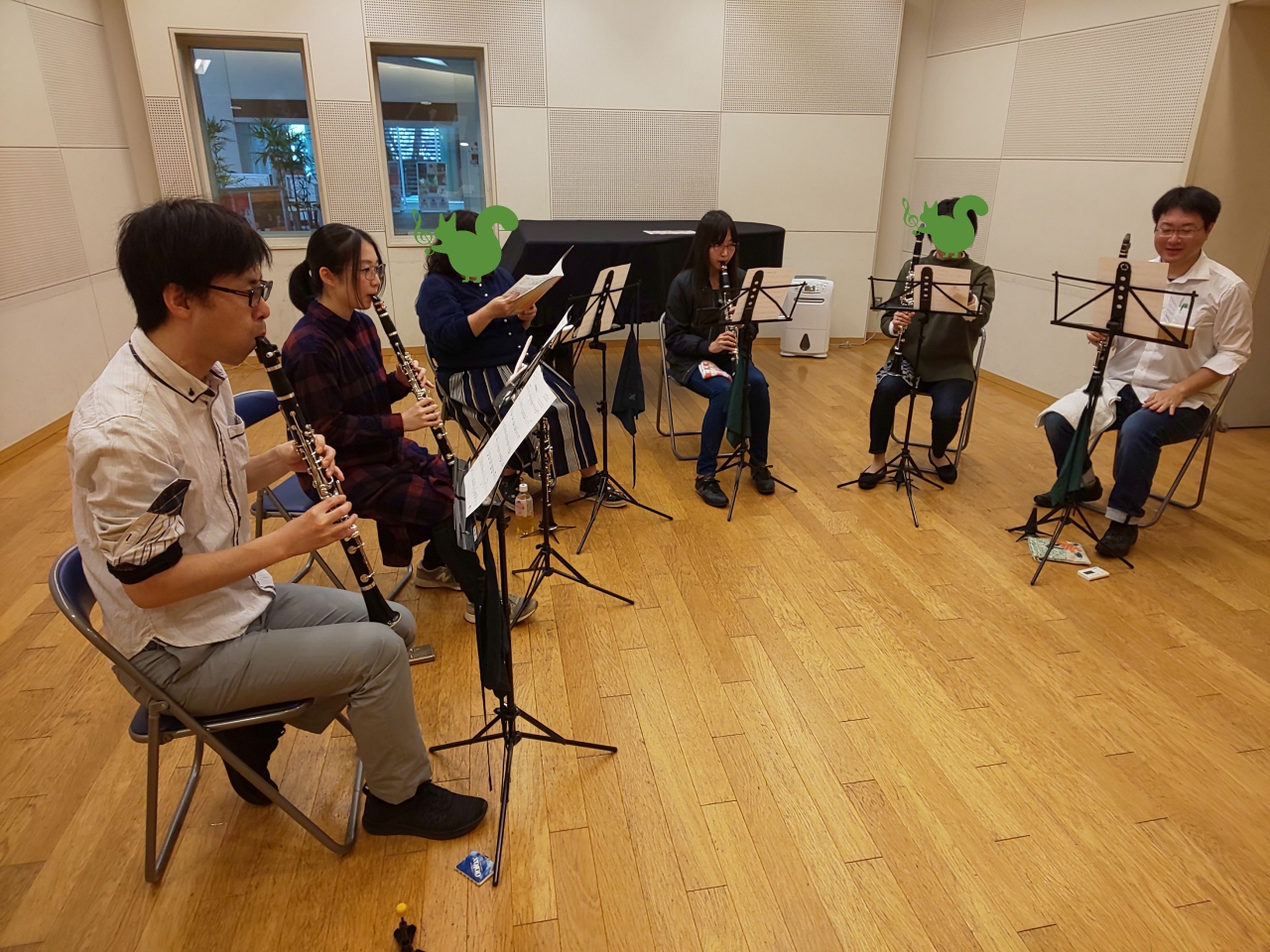 クラリネットアンサンブルする生徒達