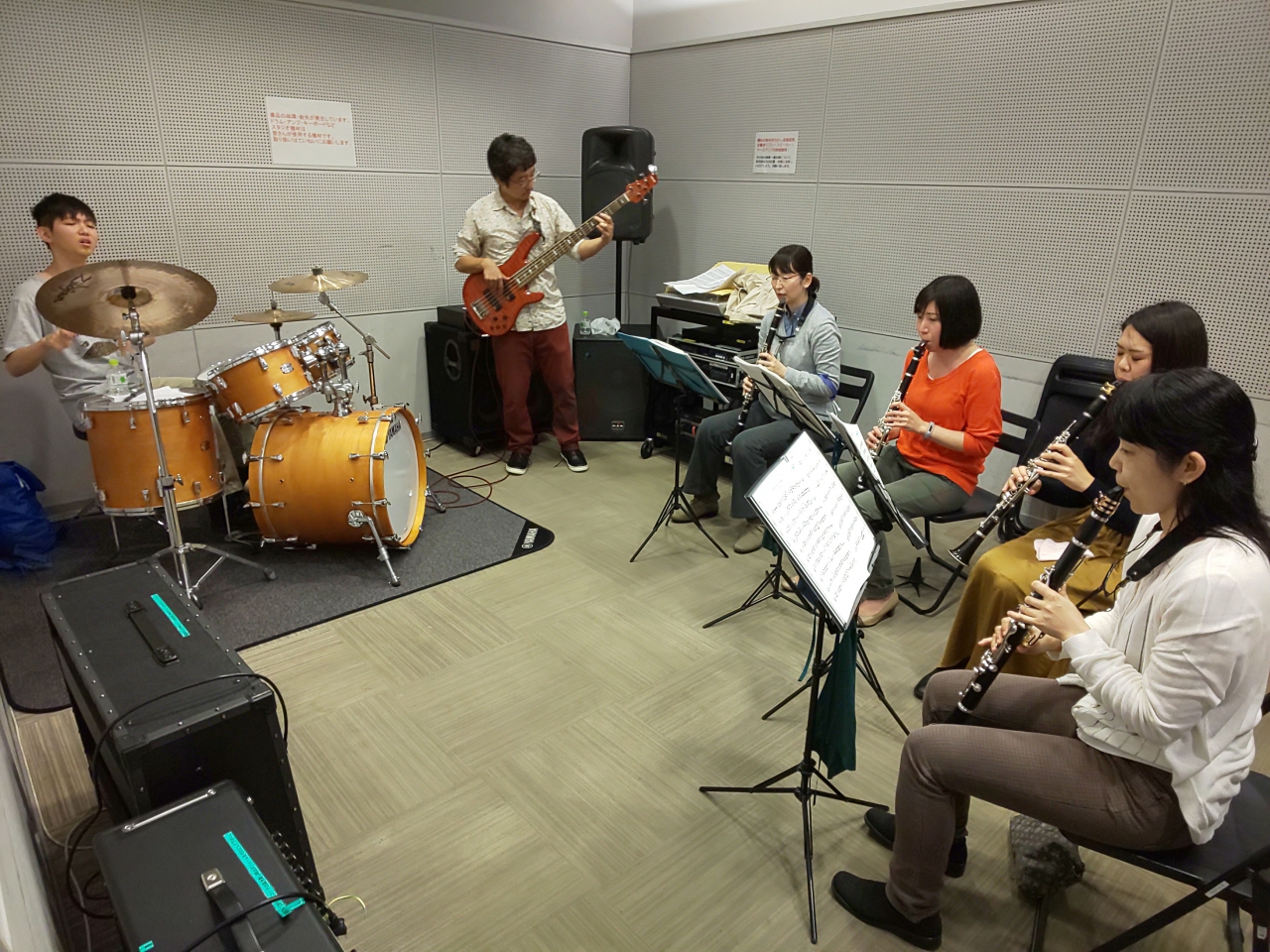 バンドアンサンブルで演奏する生徒達