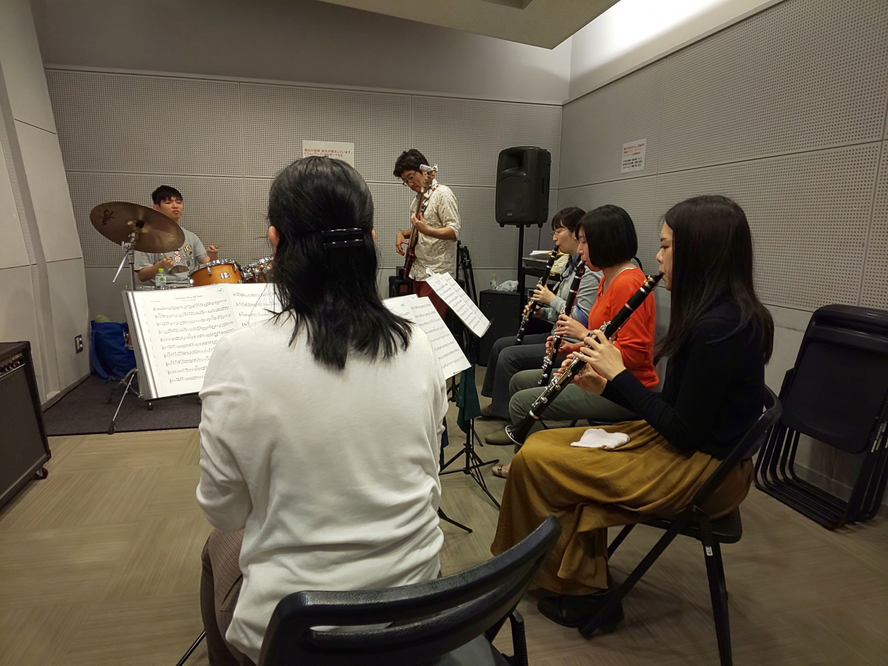 バンドアンサンブルで演奏する生徒達