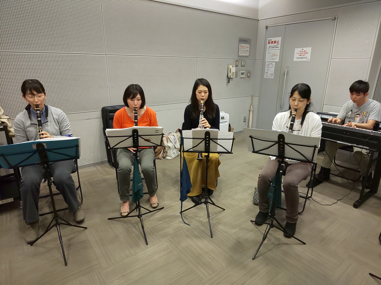 休憩中も真面目に練習しているバンドアンサンブルのメンバー