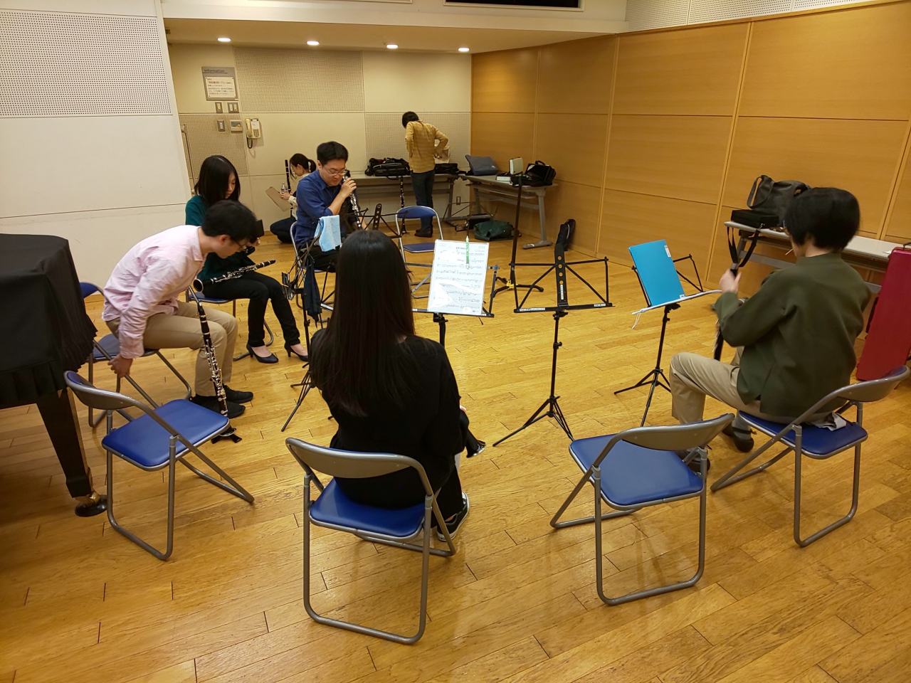 クラリネットアンサンブルに向けて準備する生徒達
