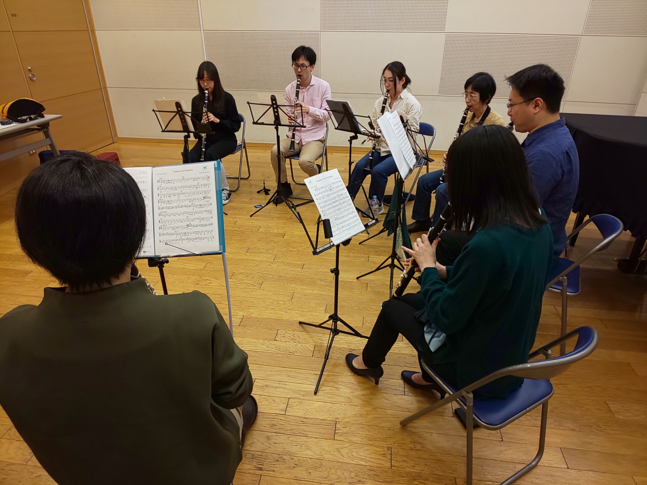 クラリネットアンサンブルする生徒達