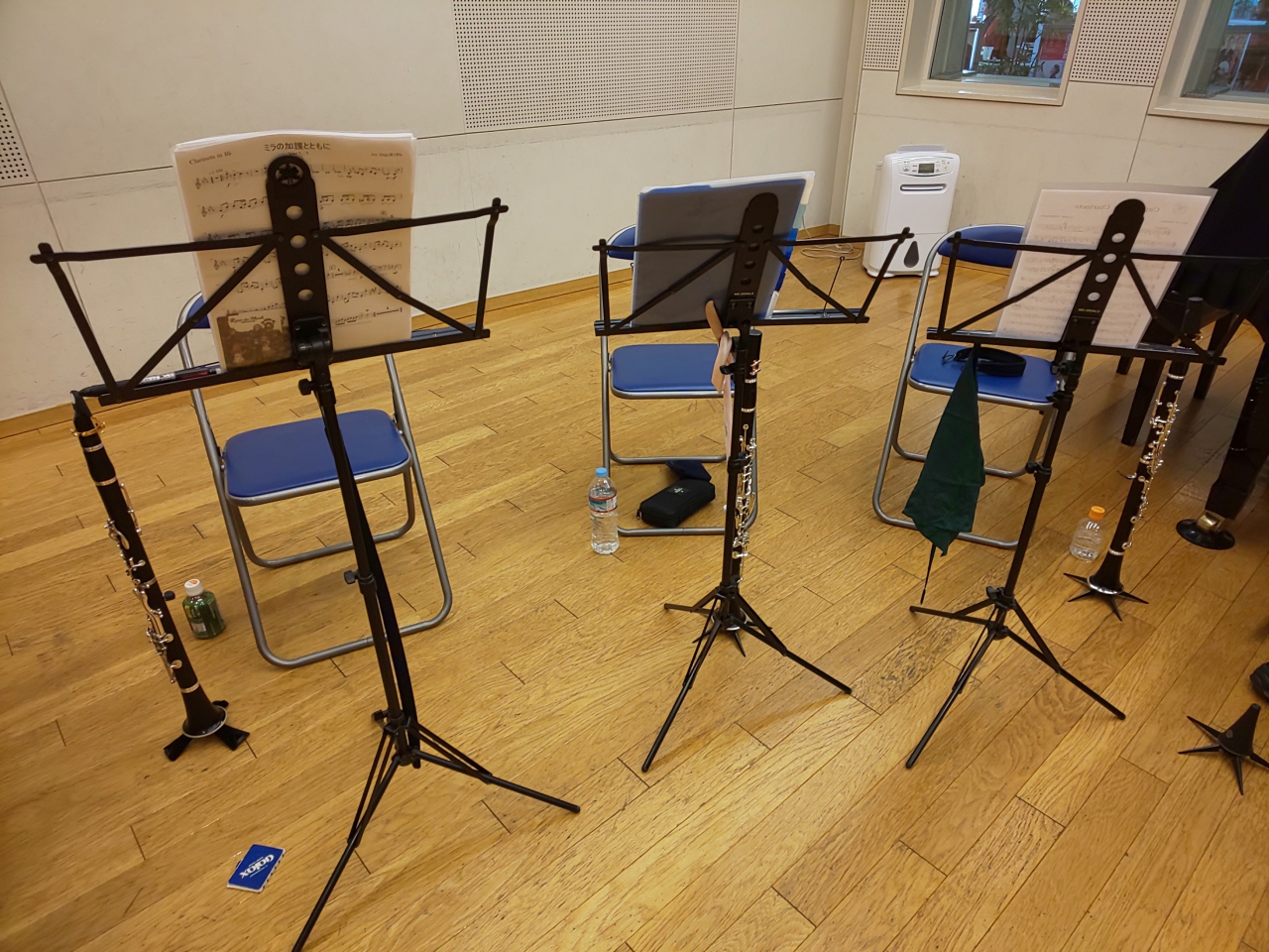 クラリネットアンサンブル休憩中のスタンドに立てられたクラリネットと譜面台