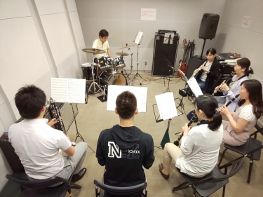 バンドアンサンブルで演奏している生徒達