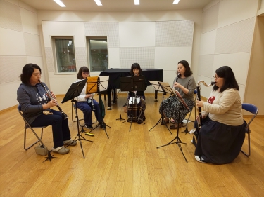 クラリネットアンサンブルする生徒達