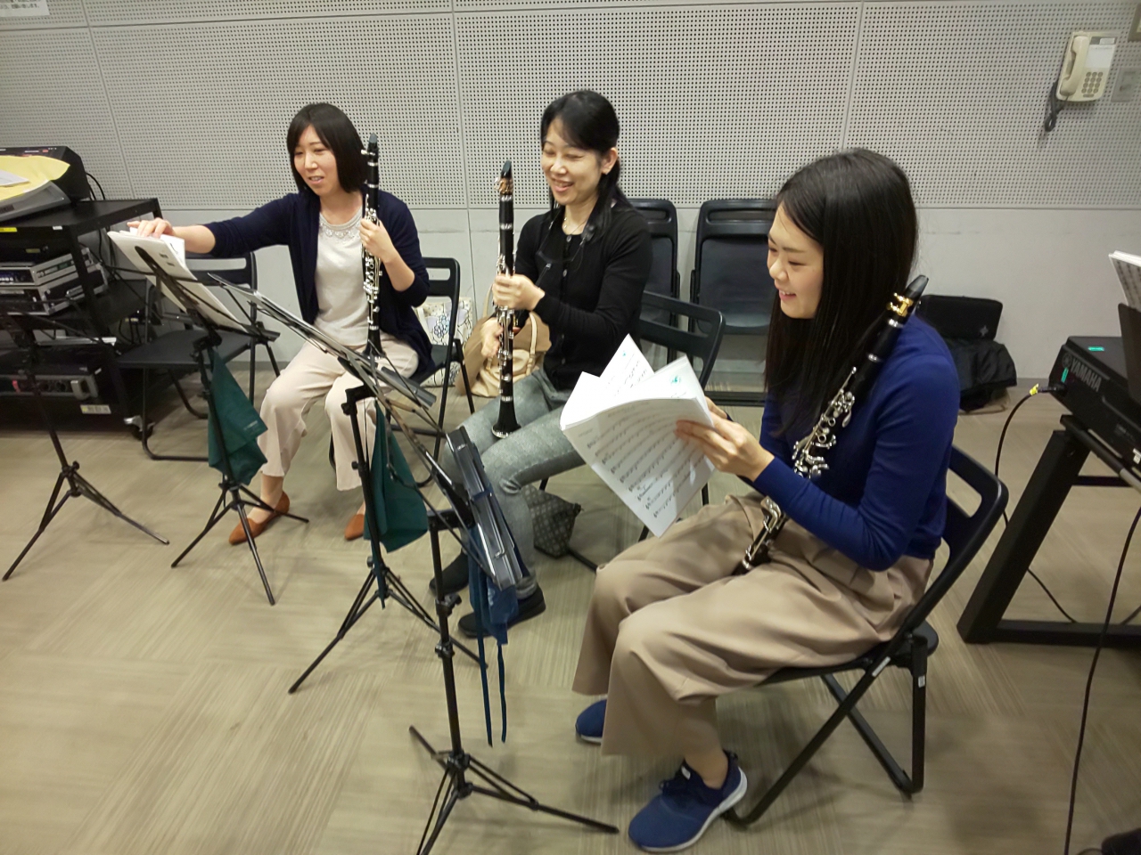 アンサンブルの合間に談笑する生徒達