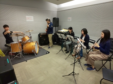 バンドアンサンブルを楽しむ生徒達